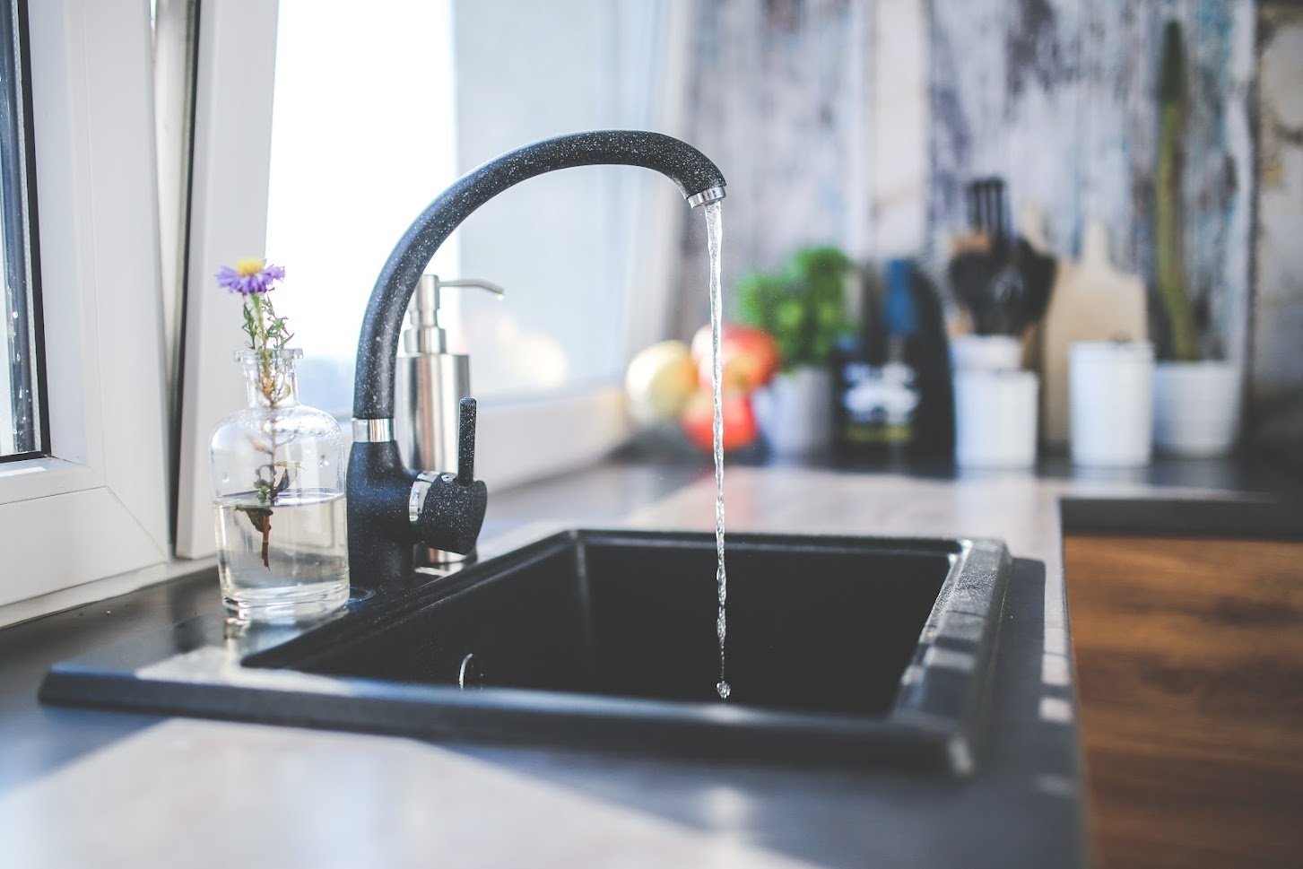 how to turn water off under sink