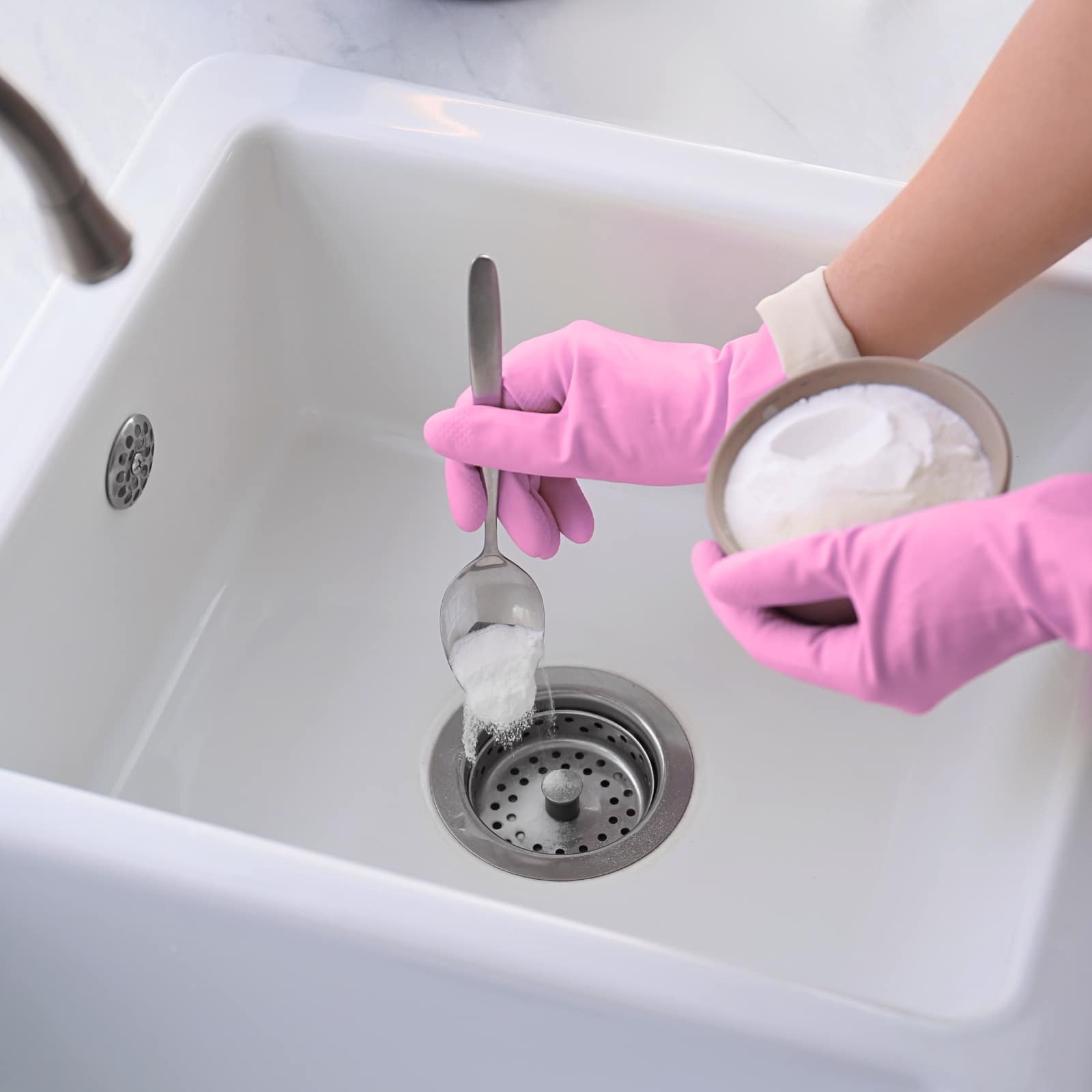 clean sink with baking soda