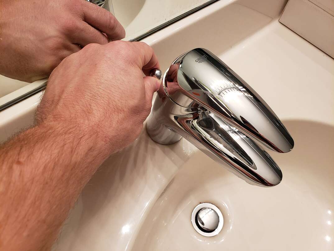 how to remove sink plug