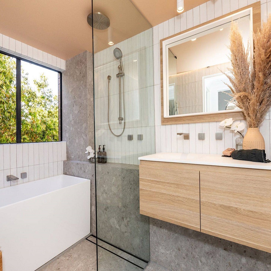 Small Bathroom Layouts: Maximize Your Space Efficiently