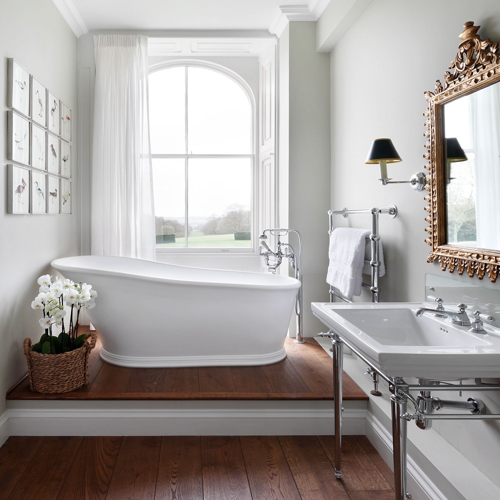 how to make a small bathroom look bigger